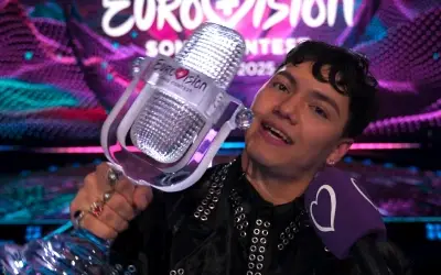 JJ intervju nakon pobede JJ sa pobedničkim trofejom u rukama dok daje intervju
