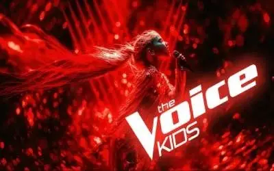 Dinamičan crveni vizual sa pevačicom u pokretu i logotipom emisije "The Voice Kids" u prvom planu.