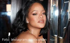 Rihanna u provokativnoj pozi sa prirodnom šminkom i blagim osmehom na licu