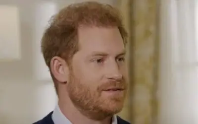 Princ Harry u košulji daje intervjuu sa ozbiljnim izrazom lica