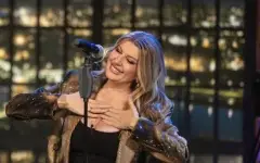 Viki Miljković peva - mikrofon