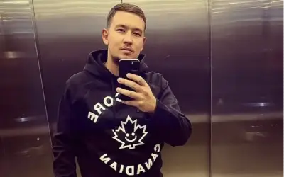 Uroš Živković selfie Uroš Živković u crnom duksu pravi selfie u liftu