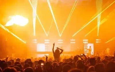 Atmosfera na koncertu poznatih ličnosti sa fotoaparatima i led svetlima