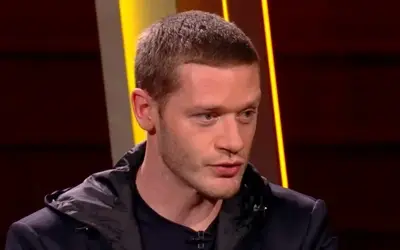 Aleksandar Radojičić - gostovanje u tv emisiji Aleksandar Radojičić u tamnoj jakni i crnoj majici