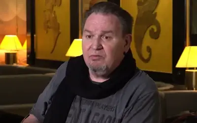 Bane Vidaković - gostovanje u TV emisiji Bane Vidaković u sivoj majici sa crnim šalom oko vrata