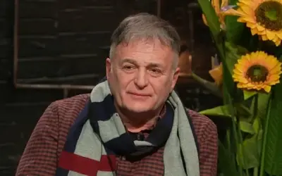 Branislav Lečić - TV emisiji Branislav Lečić u kariranoj košulji sa šarenim šalom oko vrata