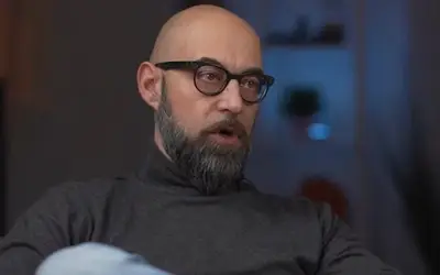 Dejan Lutkić, siva rolka, farmerke, naočare, tv emisija Dejan Lutkić u sivoj rolci i farmerkama, sa naočarima za vid