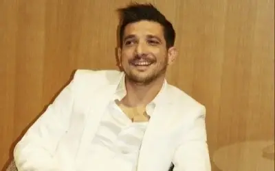 Aleksandar Dimitrijević nasmejan u belom odelu