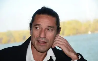 Dragan Gagi Jovanović, intervju, TV emisija Dragan Gagi Jovanović u beloj košulji i crnom sakou