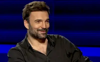 Ivan Bosiljčić u tv emisiji sa osmehom na licu i u crnoj košulji