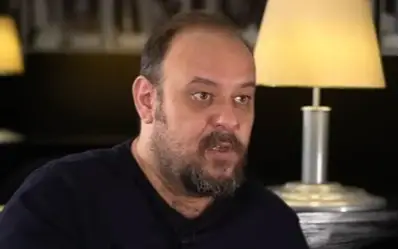 Ljubomir Bandović u crnoj majici, sedi u fotelji
