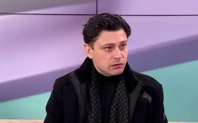 Marko Janketić, tv emisija Marko Janketić u tamnom odelu sa elegantnim šalom oko vrata