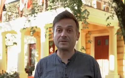 Marko Marković u sivoj košulji