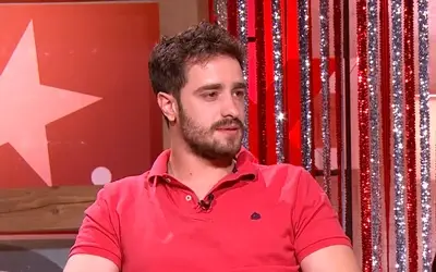 Marko Vasiljević, tv emisija Marko Vasiljević u crvenoj majici sa zamišljenim pogledom