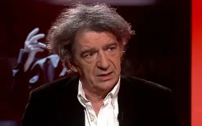 Miki Manojlović -gostovanje u tv emisiji Miki Manojlović u beloj košulji i crnom sakou