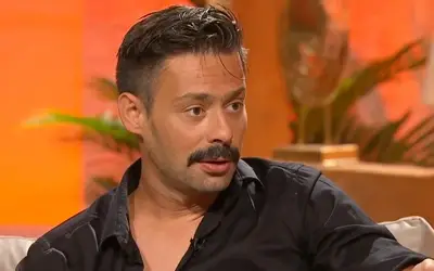 Milan Vasić sa brkovima u crnoj košulji gostuje u tv emisiji