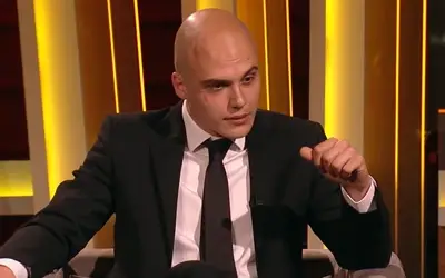Miodrag Dragičević tokom gostovanja u TV emisiji Miodrag Dragičević u beloj košulji, sa kravatom i u tamnom sakou