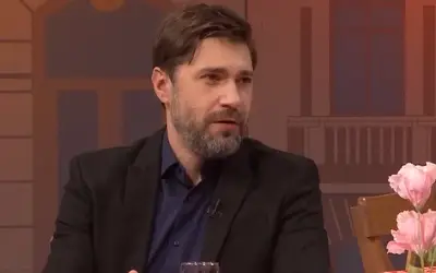 Nebojša Milovanović, intervju, emisija Nebojša Milovanović u tamnom odelu i teget košulji