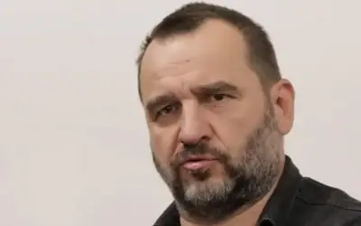 Nenad Jezdić tokom intervjua Nenad Jezdić u crnoj košulji