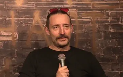 Nikola Đuričko u crnoj majici sa crvenim naočarima za sunce na glavi