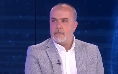 Nikola Kojo u sivom sakou i beloj košulji