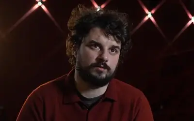 Nikola Rakočević - intervju Nikola Rakočević u crvenom duksu - sa bradom na licu