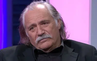 Glumac Rade Šerbedžija tokom gostovanja u TV emisiji Rade Šerbedžija u crnoj košulji i crnom sakou