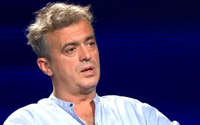 Sergej Trifunović u košulji, gostuje u tv emisiji