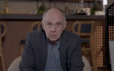Svetislav Bule Goncić - gostovanje u tv emisiji Svetislav Bule Goncić u tamnom sakou i sivoj košulji