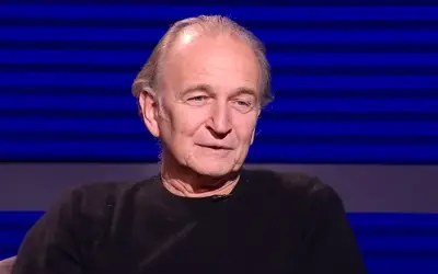 Svetozar Cvetković u tamnom duksu sa osmehom na licu