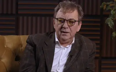 Tihomir Stanić u sakou i košulji, gostuje u tv emisiji Tihomir Stanić u sakou i košulji, sa naočarima za vid