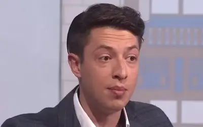 Uroš Jovičić, bela košulja, teget sako, gostovanje u emisiji Uroš Jovičić u košulji i sakou gostuje u emisiji