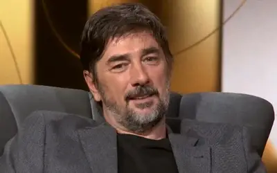 Vojin Ćetković tokom intervjua Vojin Ćetković u sivom odelu i crnoj majici tokom daje intervju