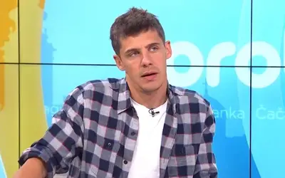 Vučić Perović, TV emisija, intervju Vučić Perović u kariranoj košulji i beloj majici
