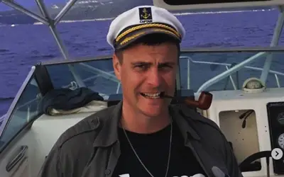 Vuk Kostić na brodu - more Vuk Kostić sa mornarskom kapom i lulom u ustima