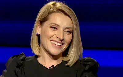 Anđelka Prpić, crna bluza, tv emisija, plava pozadina Anđelka Prpić u crnoj bluzi gostuje u emisiji