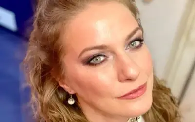 Ana Sakić – portret poznate glumice. Portret Ane Sakić sa diskretnim nakitom i elegantnom odevnom kombinacijom