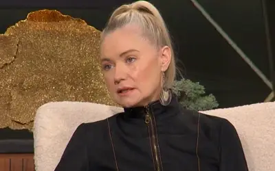 Ana Sofrenović - gostovanje u TV emisiji Ana Sofrenović u tamnoj garderobi, vezane kose u rep