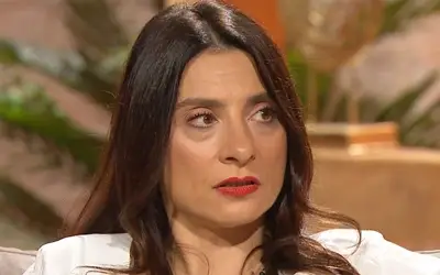 Anastasija Anja Mandić, glumica, bela košulja, tv gostovanje Anastasija Anja Mandić u beloj košulji tokom gostovanja u tv emisiji