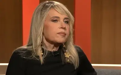 Anica Dobra u crnoj bluzi - puštene plave kose