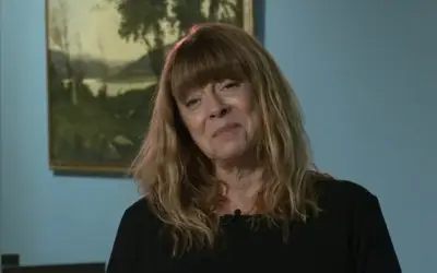 Anita Mančić puštene kose u crnoj bluzi