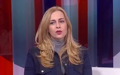 Bojana Maljević tokom gostovanja u tv emisiji Bojana Maljević u sivoj rolci i teget košulji - puštene kose