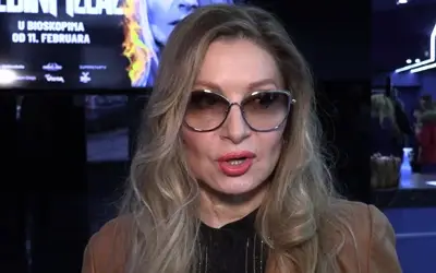 Danica Maksimović na premijeri filma Danica Maksimović sa naočarima, puštene kose