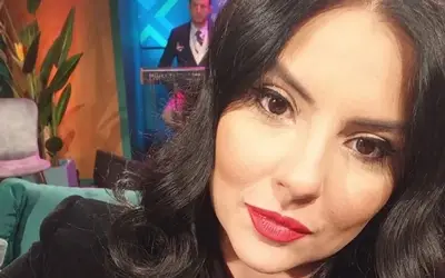 Danina Jeftić, crveni karmin, crni sako Danina Jeftić sa crvenim karminom u crnom sakou