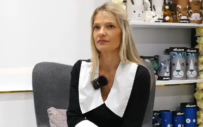 Dragana Dabović u TV emisiji Dragana Dadbović u elegantnoj crnoj bluzi sa velikom belom kragnom