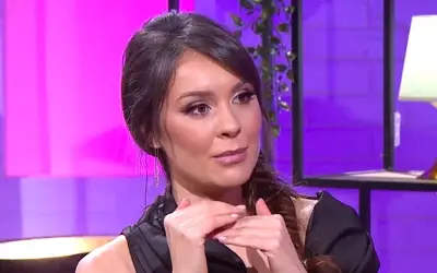 Dragana Mićalović u crnoj bluzi - kosa skupljena u kiku