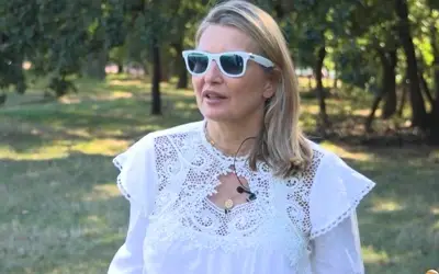 Gala Videnović, naočare, bela košulja, priroda Gala Videnović sa naočarima za sunce, u beloj košulji