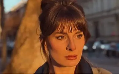 Hana Selimović pozira Hana Selimović zamišljenog pogleda