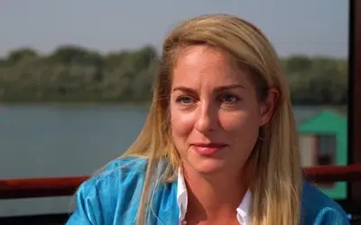 Hristina Popović u prirodi - intervju Hristina Popović u plavoj bluzi - puštene kose