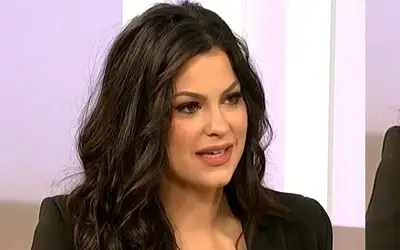 Isidora Građanin tokom gostovanja u tv emisiji Isidora Građanin u crnom sakou, puštene kose